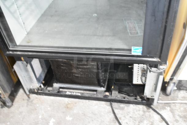True GDM-26 Metal Commercial Single Door Reach In Cooler Merchandiser w/ Poly Coated Racks. 115 Volts, 1 Phase. Tested and Powers On But Does Not Get Cold - Image 2 of 4
