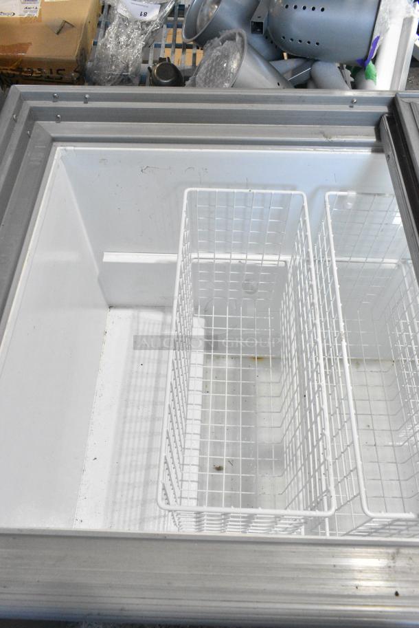 Frigidaire FCCG151FW2 Metal Commercial Chest Freezer Merchandiser on Commercial Casters. 115 Volts, 1 Phase. Tested and Working! - Image 4 of 6