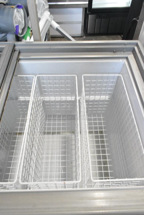Frigidaire FCCG151FW2 Metal Commercial Chest Freezer Merchandiser on Commercial Casters. 115 Volts, 1 Phase. Tested and Working! - Image 5 of 6