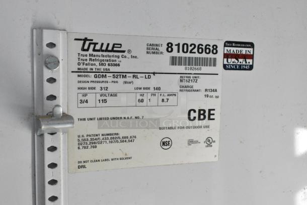 True GDM-52TM-RL-LD Metal Commercial 2 Door Reach In Cooler Merchandiser w/ Poly Coated Racks. 115 Volts, 1 Phase. Tested and Working! - Image 4 of 4