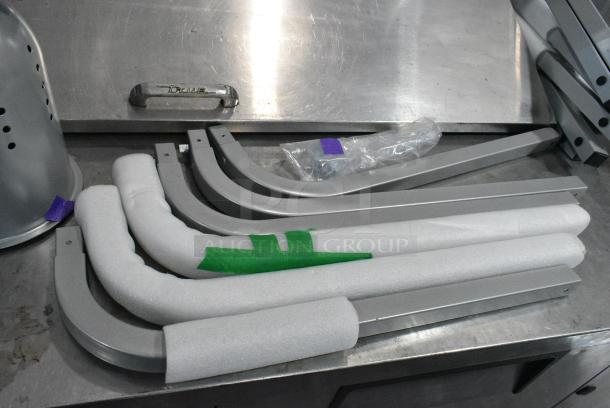 Lot of BRAND NEW SCRATCH AND DENT! Pieces to 2 Warming Lamps; ServIt 423BLS2 and ServIt 423BLS3. - Image 3 of 7