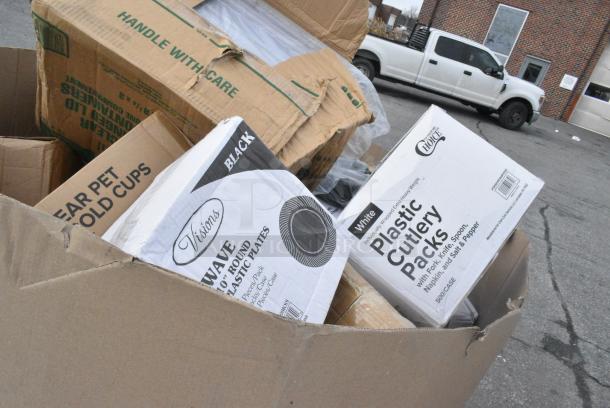 30 BRAND NEW! Boxes Including C90PST1 ClearSeal Hinged Lid Plastic Container, 130WHFKSNSPX500 Choice White Extra Heavy Weight Wrapped Polystyrene Plastic Cutlery Pack with Napkin and Salt and Pepper Packets - 500/Case, 500COLLAR Choice 10-24 oz. Printed Coffee Cup Sleeve / Jacket / Clutch - 1200/Case, 130WHFKSNSPX500 Choice White Extra Heavy Weight Wrapped Polystyrene Plastic Cutlery Pack with Napkin and Salt and Pepper Packets - 500/Case, 347RPBD10WHG Visions 10" White Plastic Plate with Gold Bands - 120/Case, 999COLLAR Hot Cup Sleeves, 485PCCUP432 Choice 4-Cup 16-32 oz. Drink Carrier with Handle - 200/Case, 347RP10BKSS Visions Wave 10" Black Plastic Plate - 144/Case, 500TW16 Choice Translucent Thin Wall Cold Cup. 30 Times Your Bid! - Image 5 of 13