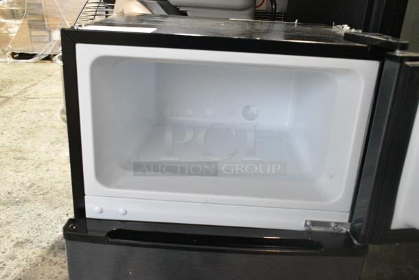 Arctic King ARM32D5ASL Metal Mini Cooler w/ Freezer. 115 Volts, 1 Phase. Tested and Working! - Image 4 of 7