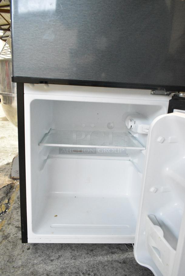 Arctic King ARM32D5ASL Metal Mini Cooler w/ Freezer. 115 Volts, 1 Phase. Tested and Working! - Image 6 of 7