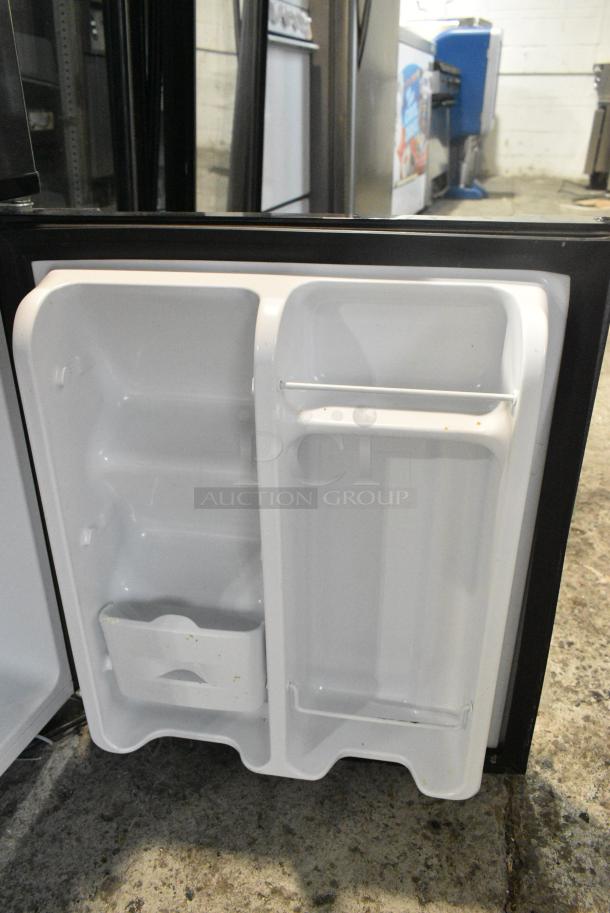 Arctic King ARM32D5ASL Metal Mini Cooler w/ Freezer. 115 Volts, 1 Phase. Tested and Working! - Image 7 of 7
