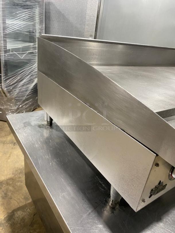 Star-Max Commercial Stainless Steel Natural Gas Powered Countertop Flat Griddle! With Back & Side Splash! With Thermostatic Controls! On Legs! - Image 2 of 8