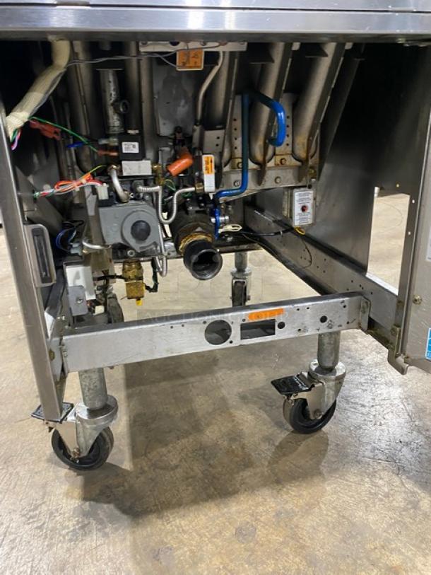 Pitco Solstice Supreme Series Commercial Stainless Steel Natural Gas Powered Deep Fat Fryer! Energy Star Certified! With Back Splash & Basket Hanger! Model: SSH75 SN: G18CB091289! 115V 1 Phase! On Casters! - Image 7 of 10