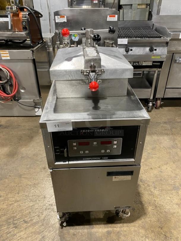 Henny Penny Computron 1000 Series Commercial Stainless Steel Natural Gas Powered 43 Lb. Pressure Fryer! With Color-Keyed Locking Spindle & Lid-Lock System! With Digital Controls! Model: 600 SN: AN1701039! 120V 1 Phase! On Casters! - Image 1 of 8