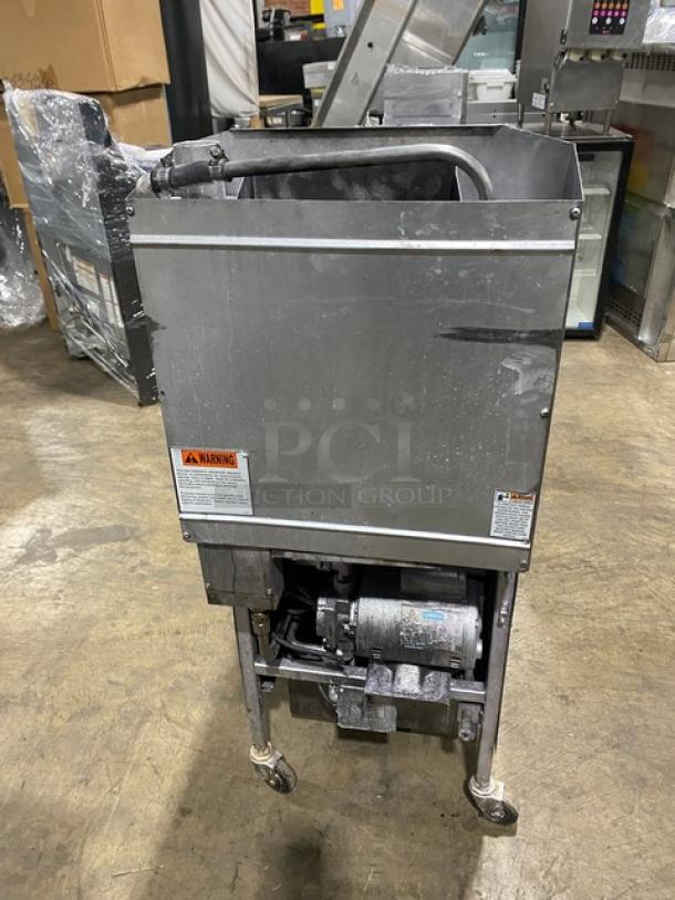 Henny Penny Computron 1000 Series Commercial Stainless Steel Natural Gas Powered 43 Lb. Pressure Fryer! With Color-Keyed Locking Spindle & Lid-Lock System! With Digital Controls! Model: 600 SN: AN1701039! 120V 1 Phase! On Casters! - Image 4 of 8