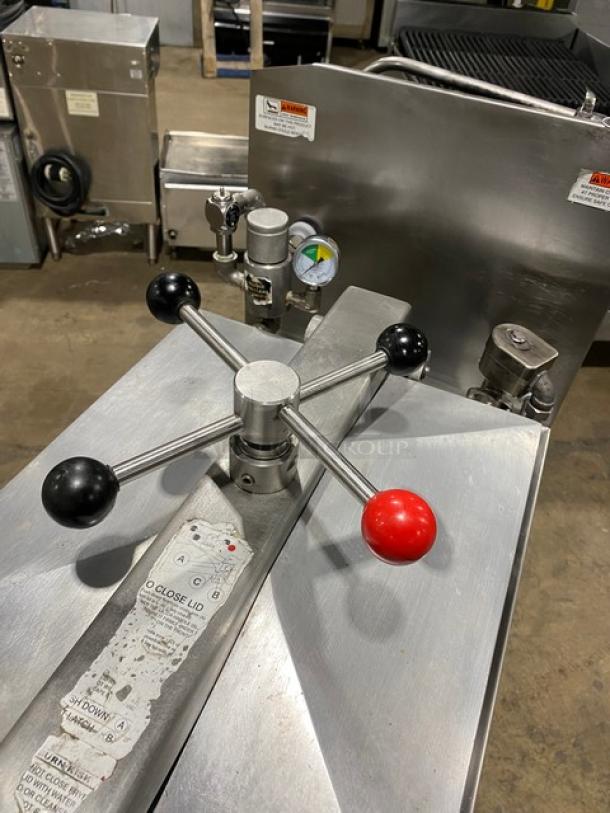 Henny Penny Computron 1000 Series Commercial Stainless Steel Natural Gas Powered 43 Lb. Pressure Fryer! With Color-Keyed Locking Spindle & Lid-Lock System! With Digital Controls! Model: 600 SN: AN1701039! 120V 1 Phase! On Casters! - Image 5 of 8