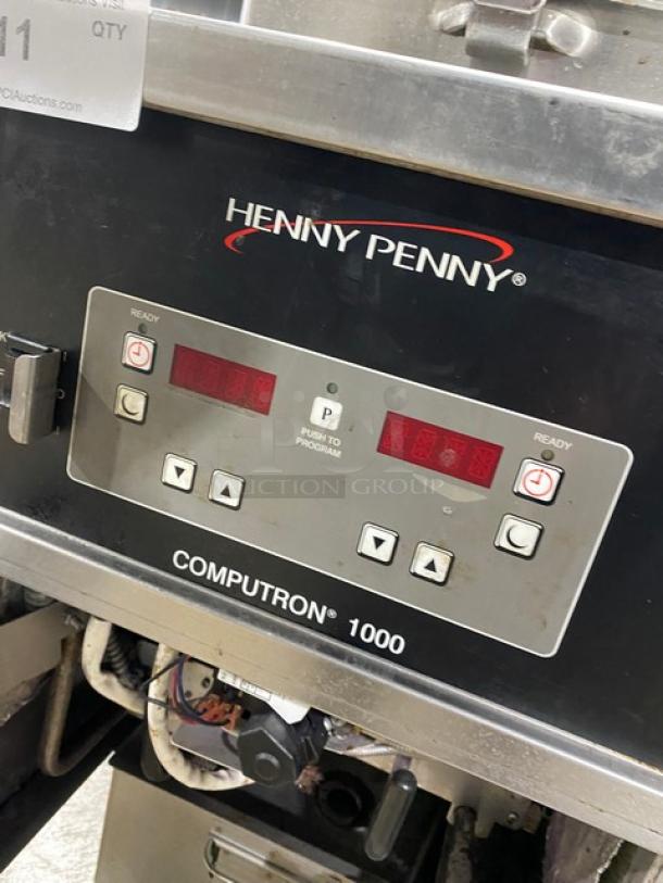 Henny Penny Computron 1000 Series Commercial Stainless Steel Natural Gas Powered 43 Lb. Pressure Fryer! With Color-Keyed Locking Spindle & Lid-Lock System! With Digital Controls! Model: 600 SN: AN1701039! 120V 1 Phase! On Casters! - Image 6 of 8