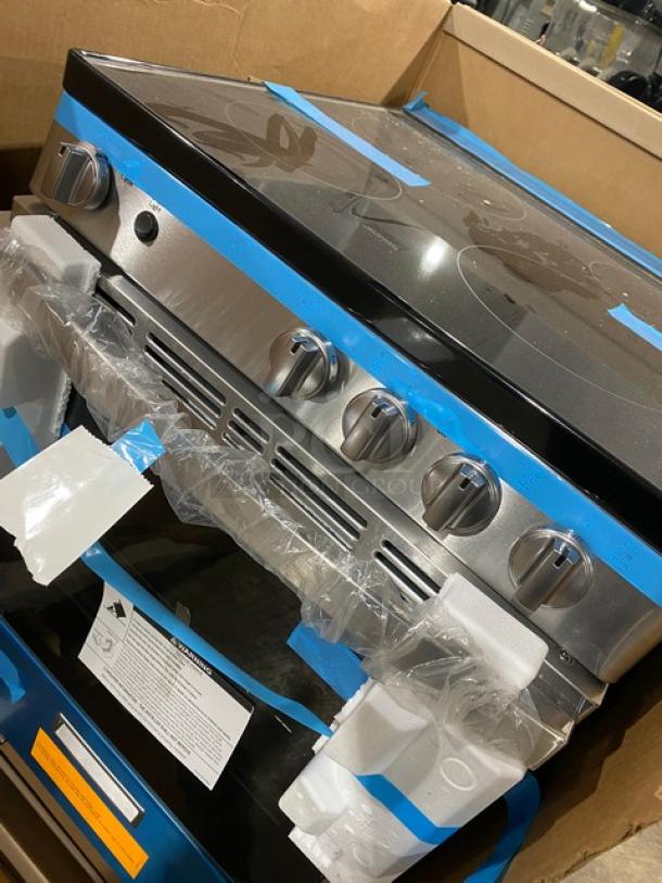 BRAND NEW! IN THE BOX! GE Appliances Commercial Stainless Steel Electric Powered Free-Standing/Slide-In 4 Burner Hot Plate Range & Oven Combo! With Steam Clean! With Modular Back Guard & Wire Oven Rack! Model: JAS640RMSS! 208/240V! - Image 7 of 8