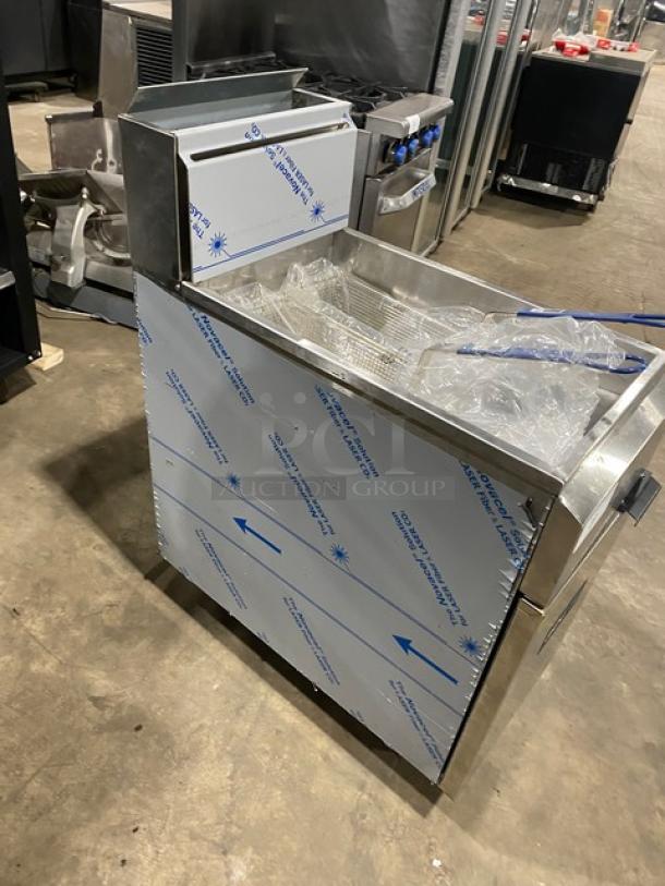NEW! SCRATCH-N-DENT! Asber Commercial Stainless Steel Natural Gas Powered Deep Fat Fryer! With New Fryer Baskets & Basket Hanger! Model: AEF 40-50! On Casters! - Image 4 of 8
