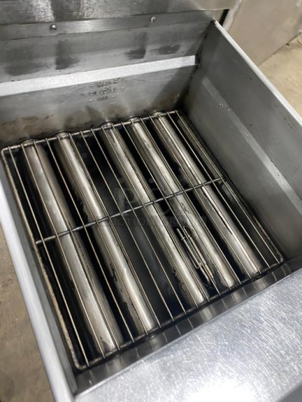 Pitco Solstice Supreme Series Commercial Stainless Steel Natural Gas Powered 75Lb Deep Fat Fryer! Energy Star Certified! With Backsplash & Basket Hanger! Model: SSH75 SN: G18CB091290! 115V! On Casters! - Image 3 of 6
