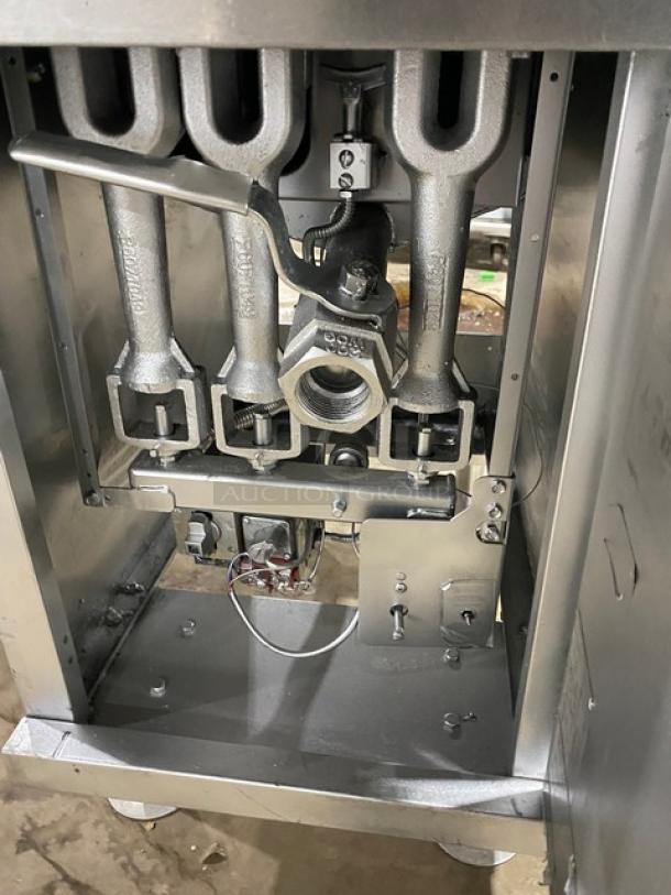 Pitco Commercial Stainless Steel Natural Gas Powered Deep Fat Fryer! With Back Splash & Basket Hanger! With Fryer Baskets! Model: 35C SN: G15AC081119! On Legs! - Image 6 of 8