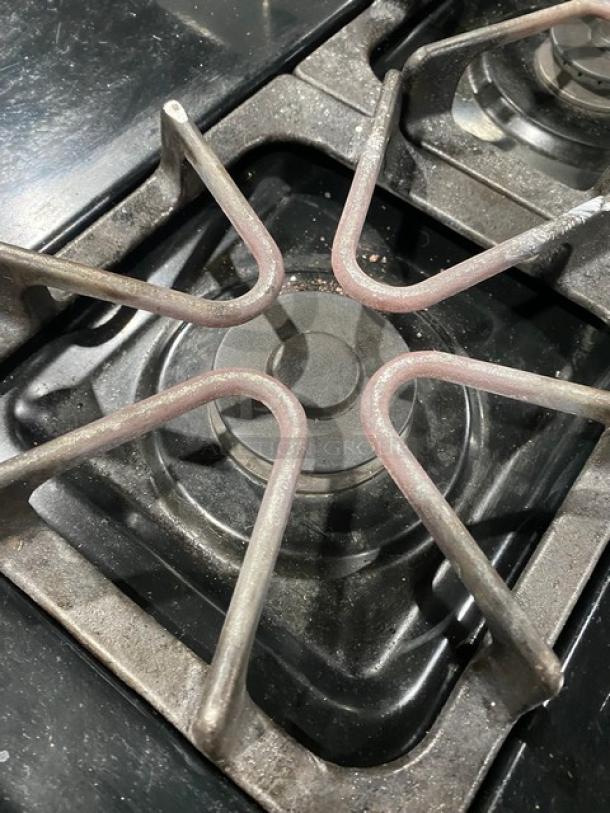 Amana Commercial Stainless Steel/Black Coated Natural Gas Powered Free-Standing 4 Burner Range & Oven Combo! With Wire Oven Racks! - Image 6 of 10