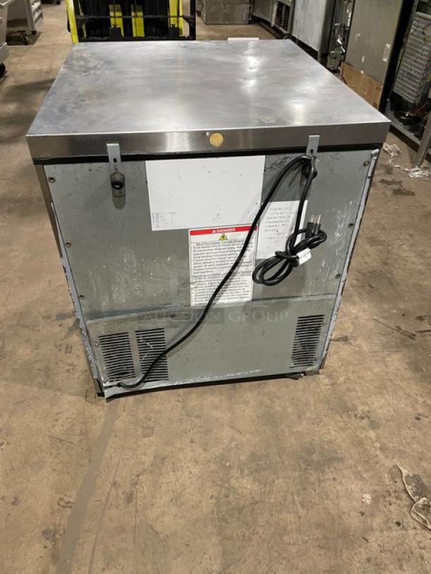 Hoshizaki Commercial Stainless Steel Solid Single Door Refrigerated Low Profile Undercounter Low Boy/Worktop Cooler! Energy Star Certified! With Wire Rack! Model: UR27A-LPC SN: K50785B! 115V 1 Phase! On Casters! - Image 3 of 7