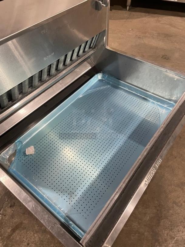 Carter Hoffmann Crisp N' Hold Series Commercial Stainless Steel Electric Powered Countertop Fry Warming Dump Station! Model: CNH28 SN: CNH28-1052019725859! 208V 1 Phase! On Legs! - Image 5 of 7