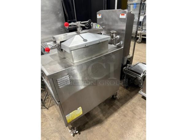 Henny Penny Computron 1000 Series Commercial Stainless Steel Natural Gas Powered 43 Lb. Pressure Fryer! With Color-Keyed Locking Spindle & Lid-Lock System! With Digital Controls! Model: 600 SN: AN1701039! 120V 1 Phase! On Casters! - Image 2 of 8