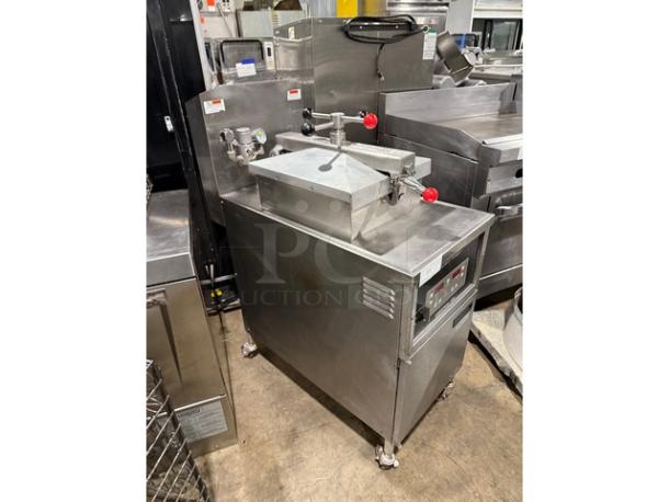 Henny Penny Computron 1000 Series Commercial Stainless Steel Natural Gas Powered 43 Lb. Pressure Fryer! With Color-Keyed Locking Spindle & Lid-Lock System! With Digital Controls! Model: 600 SN: AN1701039! 120V 1 Phase! On Casters! - Image 3 of 8