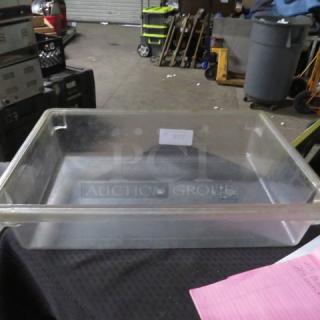 One Cambro 8.75 Gallon Food Storage Container.