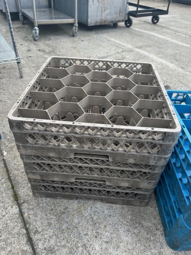 Beige 20 Hole Dishwasher Rack. 7XBID - Image 1 of 1