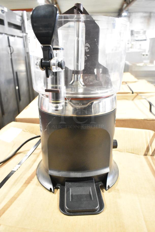 BRAND NEW SCRATCH AND DENT! Winco 21011 Benchmark 5 Qt. Hot Beverage/Topping Dispenser. 120 Volts, 1 Phase. Tested and Working! - Image 2 of 6