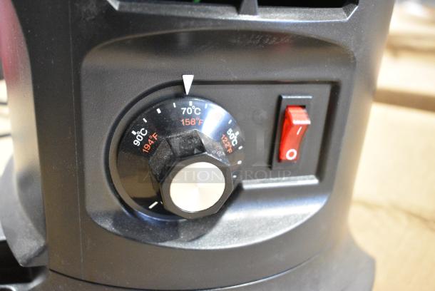 BRAND NEW SCRATCH AND DENT! Winco 21011 Benchmark 5 Qt. Hot Beverage/Topping Dispenser. 120 Volts, 1 Phase. Tested and Working! - Image 4 of 6