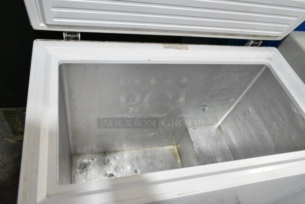 Hotpoint HCM7SM AWW Metal Chest Freezer. 115 Volts, 1 Phase. Tested and Working! - Image 2 of 4
