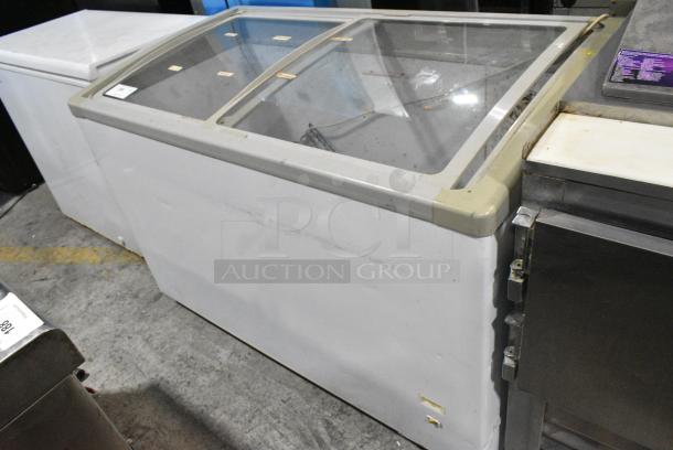 XS366Y Metal Chest Freezer Merchandiser. 115 Volts, 1 Phase. Tested and Working! - Image 2 of 4