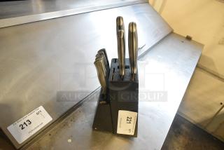 7 Knives in Knife Block