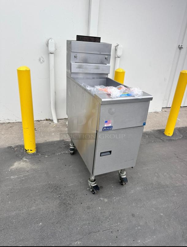 Barely Used Pitco® VF35S  Gas  35 lb. Stainless Steel Floor Fryer - 70,000 BTU Tested and Working! - Image 5 of 12