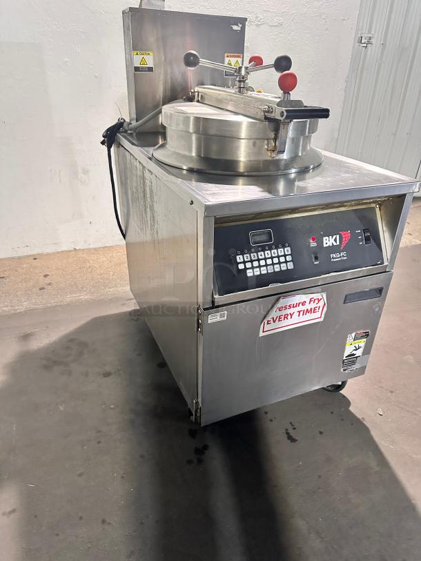 Excellent BKI FKG-FC 75 lb Natural Gas Pressure Fryer Tested and Working! - Image 4 of 9