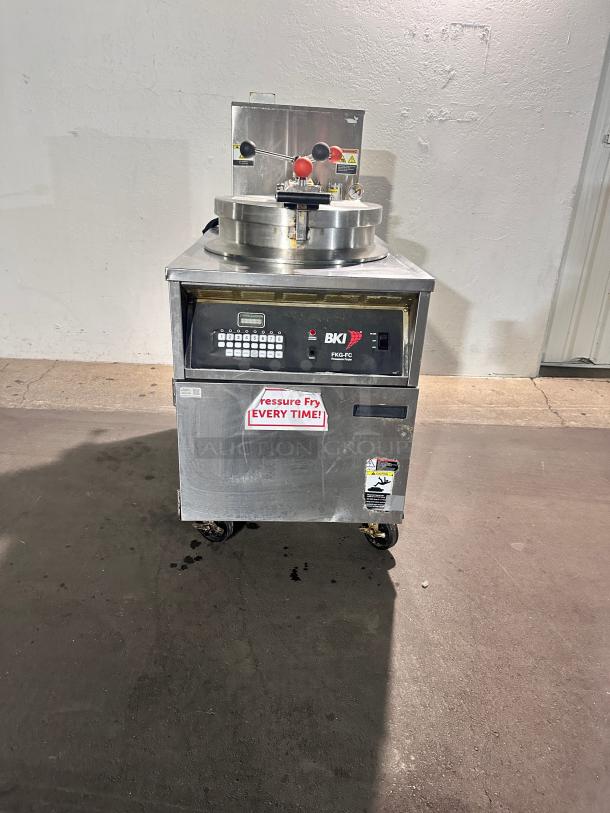 Excellent BKI FKG-FC 75 lb Natural Gas Pressure Fryer Tested and Working! - Image 5 of 9