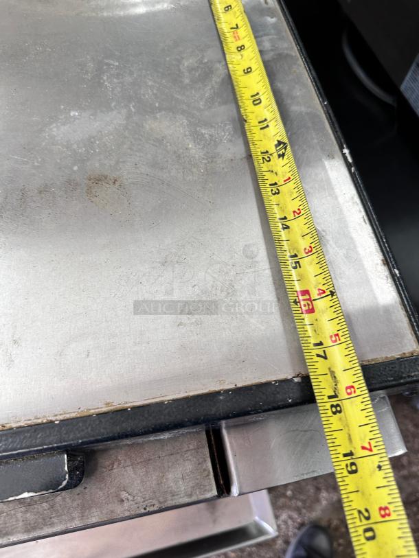 Nice Hatco 18" x 6" Glo-Ray Black Portable Heated Shelf Warmer - 100W 115volt Tested and Working! - Image 7 of 8