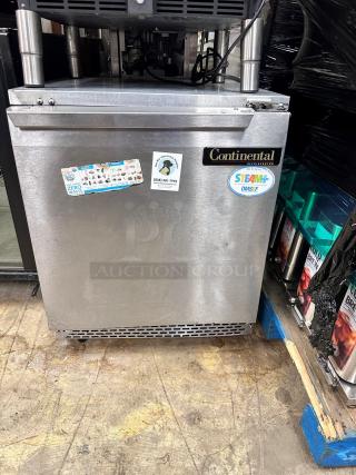 Great Continental UC27 7.4 Cu Ft Undercounter  Refrigerator 115volt Tested and Working!