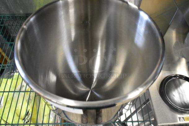 BRAND NEW SCRATCH AND DENT! Stainless Steel Mixing Bowl. - Image 2 of 3