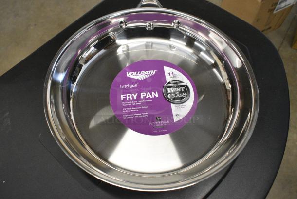 BRAND NEW SCRATCH AND DENT! Vollrath 47752 Intrigue 10 15/16" Stainless Steel Fry Pan with Aluminum-Clad Bottom - Image 3 of 6