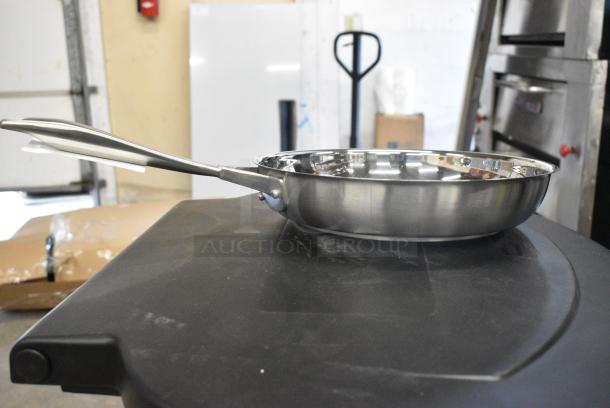 BRAND NEW SCRATCH AND DENT! Vollrath 47752 Intrigue 10 15/16" Stainless Steel Fry Pan with Aluminum-Clad Bottom - Image 4 of 6