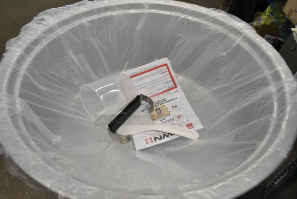 BRAND NEW SCRATCH AND DENT! Town RiceMaster 57155 110 Cup (55 Cup Raw) Electronic Rice Cooker / Warmer. 230 Volts, 1 Phase. - Image 5 of 7
