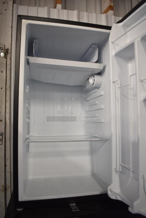Whirlpool WH35S1Q Mini Cooler. 115 Volts, 1 Phase. Tested and Working! - Image 3 of 6