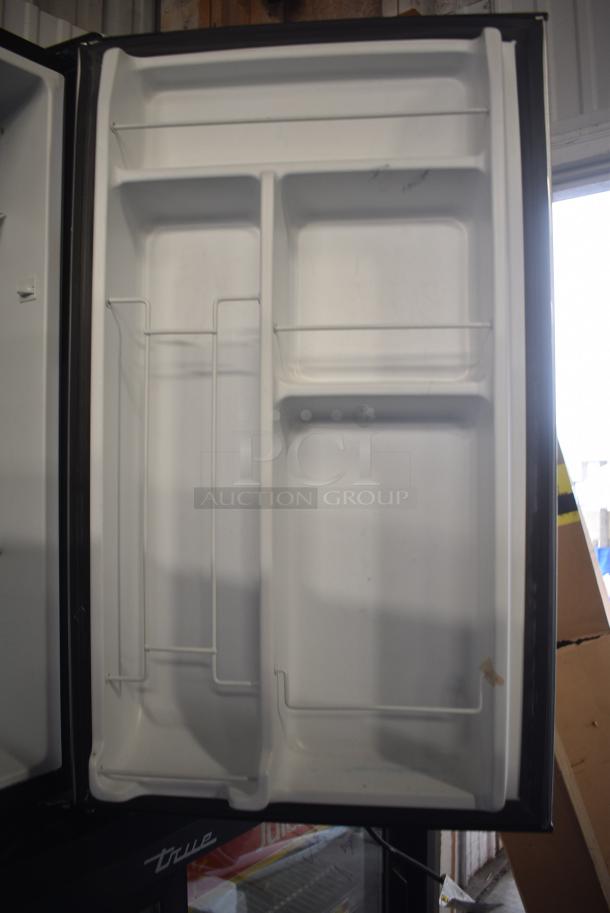 Whirlpool WH35S1Q Mini Cooler. 115 Volts, 1 Phase. Tested and Working! - Image 4 of 6