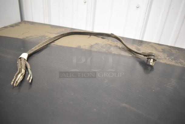 True GDM-41SL-48-LD Metal Commercial 2 Door Reach In Cooler Merchandiser w/ Poly Coated Racks. 115 Volts, 1 Phase. Cannot Test Due To Cut Cord - Image 5 of 6