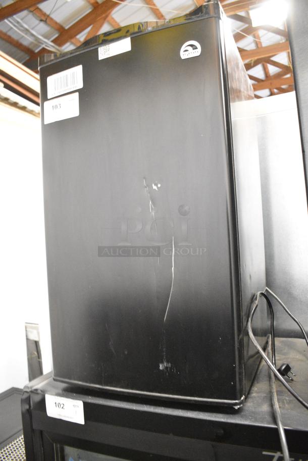 Igloo FR328B Mini Cooler. 115 Volts, 1 Phase. Tested and Working! - Image 1 of 6