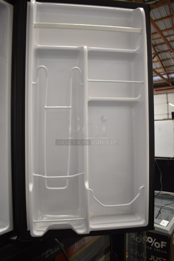 Igloo FR328B Mini Cooler. 115 Volts, 1 Phase. Tested and Working! - Image 4 of 6