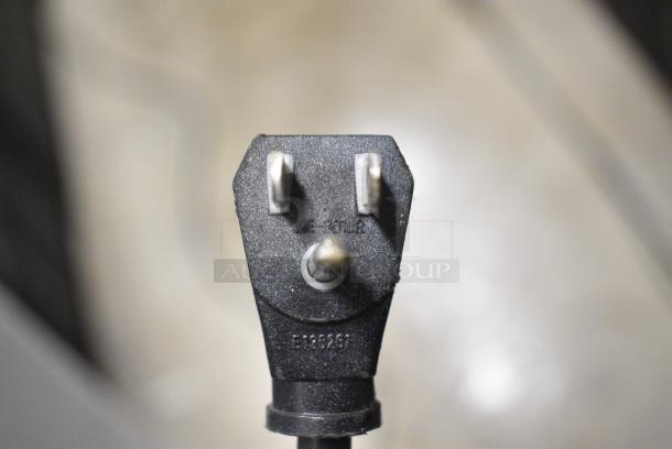 True GDM-12 Metal Commercial Single Door Reach In Cooler Merchandiser w/ Poly Coated Racks. 115 Volts, 1 Phase. Tested and Does Not Power On - Image 4 of 5