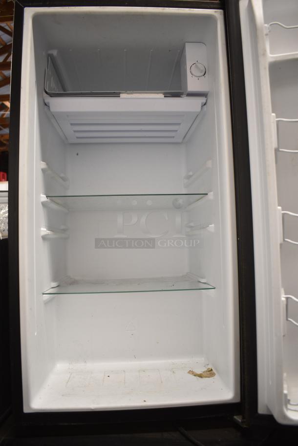 Galanz GLR33MBKE23 Mini Cooler. 115 Volts, 1 Phase. Tested and Working! - Image 3 of 6