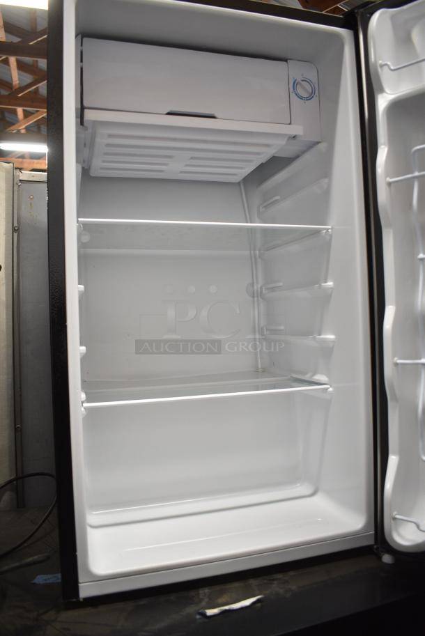 Frigidaire FGFR334 Mini Cooler. 115 Volts, 1 Phase. Tested and Working! - Image 3 of 7