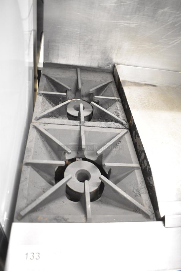Southbend S48AC-3TR Stainless Steel Commercial Propane Gas Powered Flat Top Griddle w/ 2 Burner Range, Oven and Back Splash on Commercial Casters. - Image 6 of 10