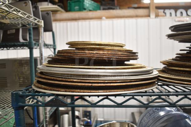 ALL ONE MONEY! Tier Lot of Various Items Including Round Pizza Pans and Screens - Image 3 of 5